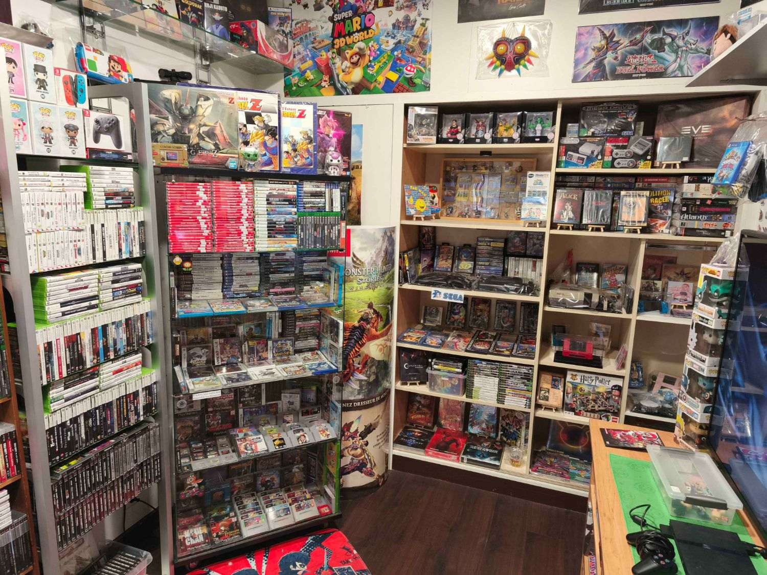 Interieur de la boutique Game et Disc avec rayons de jeux PS, Xbox, Nintendo, mangas, figurines et collections