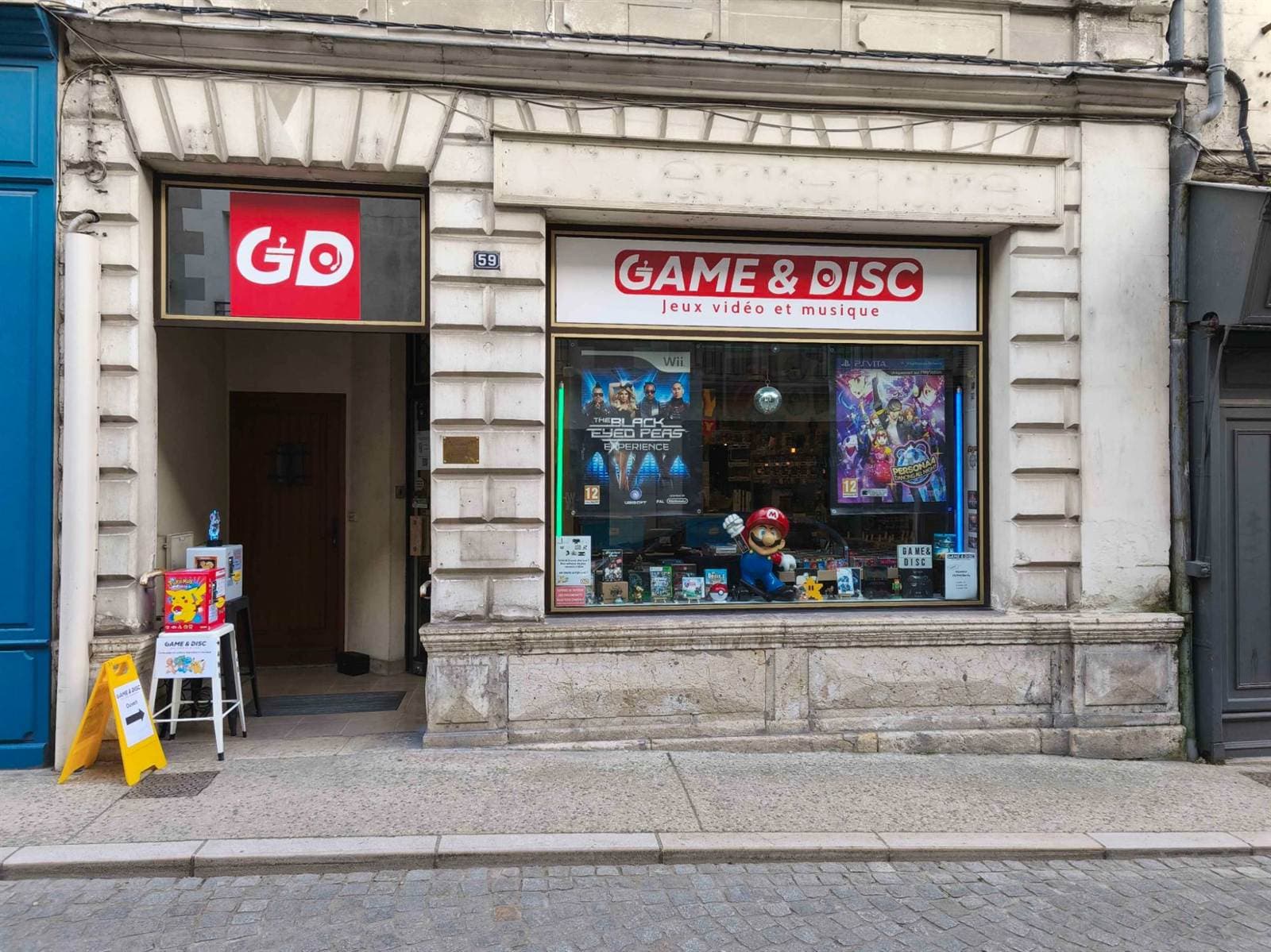Vitrine exterieure de la boutique Game et Disc a Montrichard - enseigne rouge avec logo GD